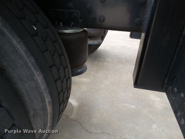 image for item FL9318 2005 Freightliner Business Class M2 car hauler truck