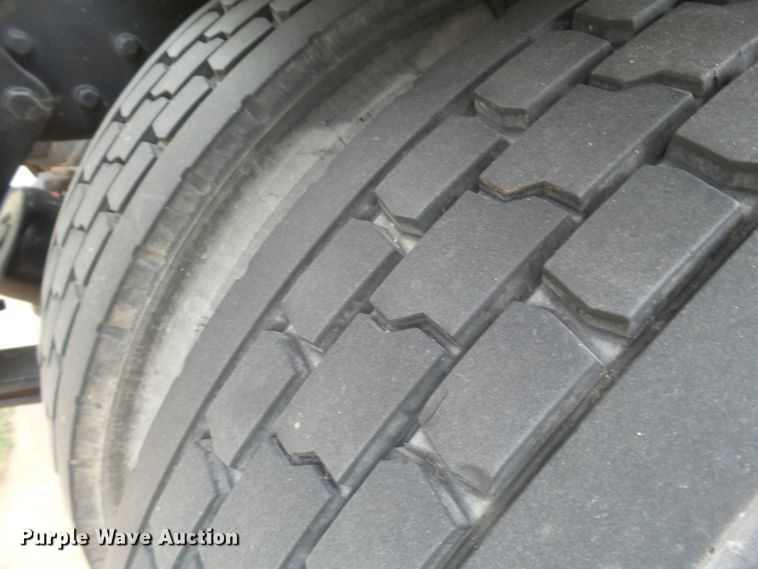 image for item FL9318 2005 Freightliner Business Class M2 car hauler truck