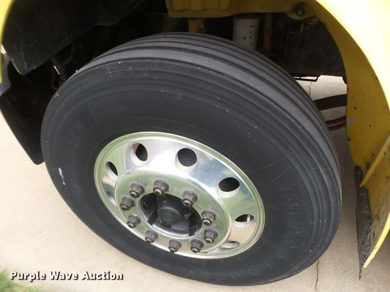 image for item FL9318 2005 Freightliner Business Class M2 car hauler truck