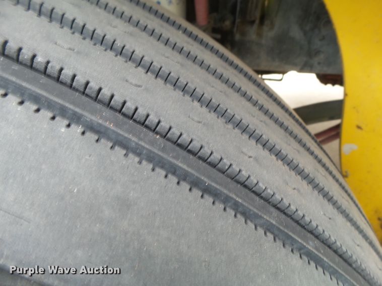 image for item FL9318 2005 Freightliner Business Class M2 car hauler truck