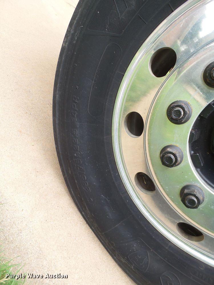 image for item FL9318 2005 Freightliner Business Class M2 car hauler truck