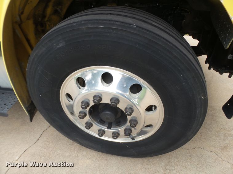 image for item FL9318 2005 Freightliner Business Class M2 car hauler truck