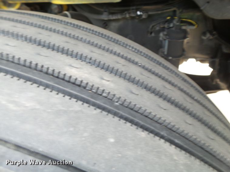 image for item FL9318 2005 Freightliner Business Class M2 car hauler truck