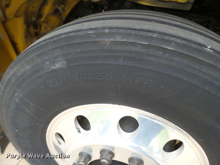 image for item FL9318 2005 Freightliner Business Class M2 car hauler truck