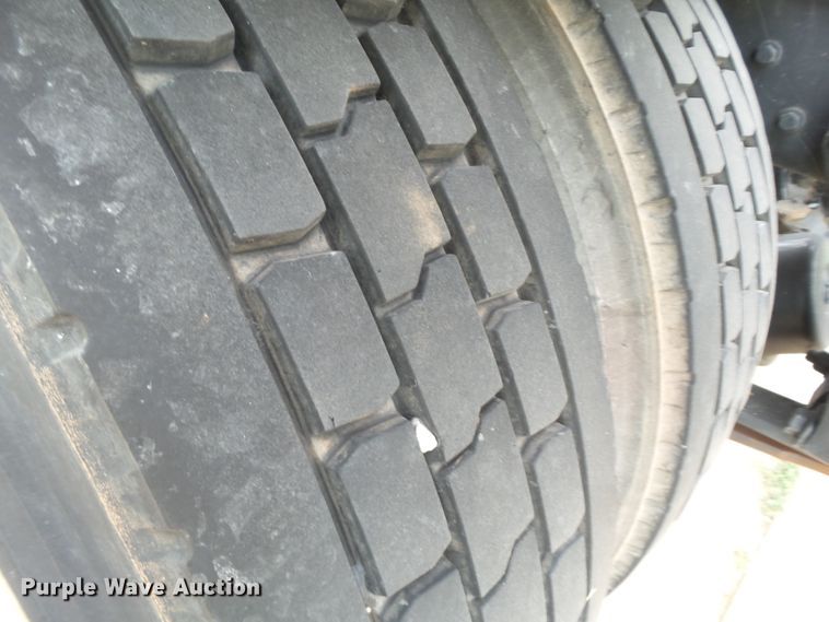 image for item FL9318 2005 Freightliner Business Class M2 car hauler truck