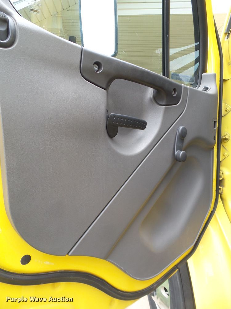 image for item FL9318 2005 Freightliner Business Class M2 car hauler truck