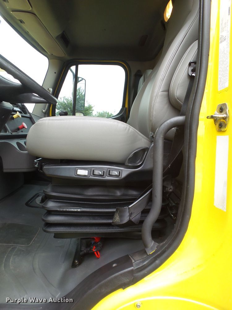 image for item FL9318 2005 Freightliner Business Class M2 car hauler truck