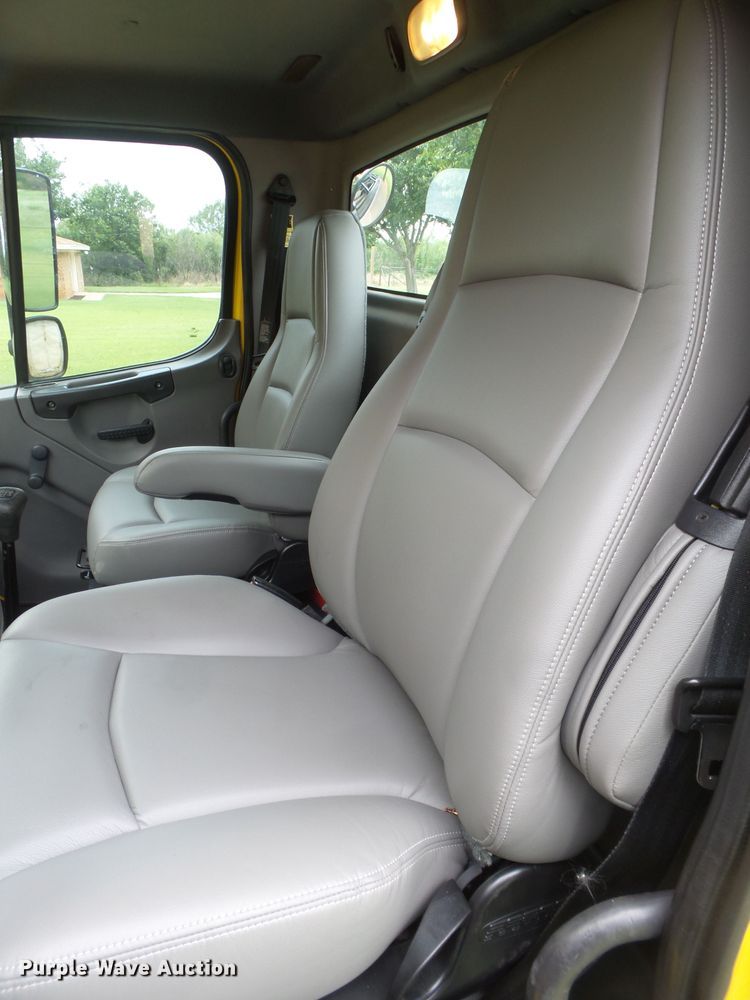 image for item FL9318 2005 Freightliner Business Class M2 car hauler truck