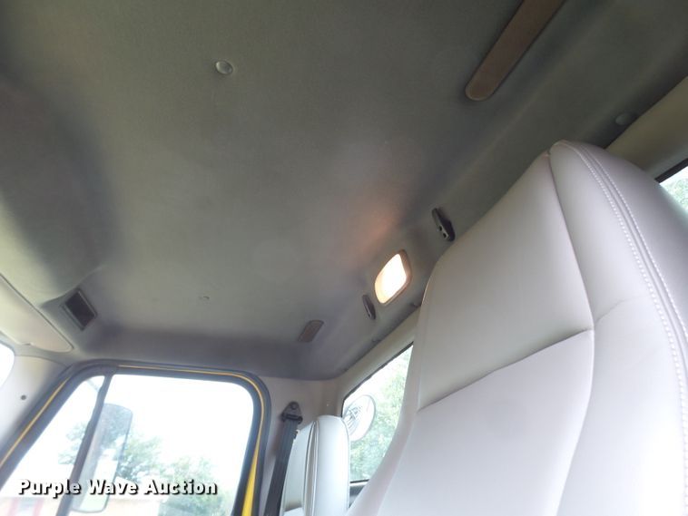 image for item FL9318 2005 Freightliner Business Class M2 car hauler truck