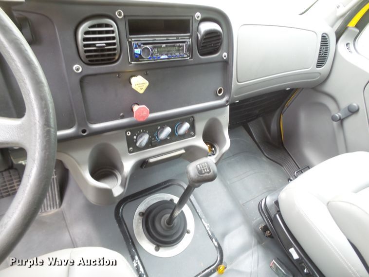 image for item FL9318 2005 Freightliner Business Class M2 car hauler truck