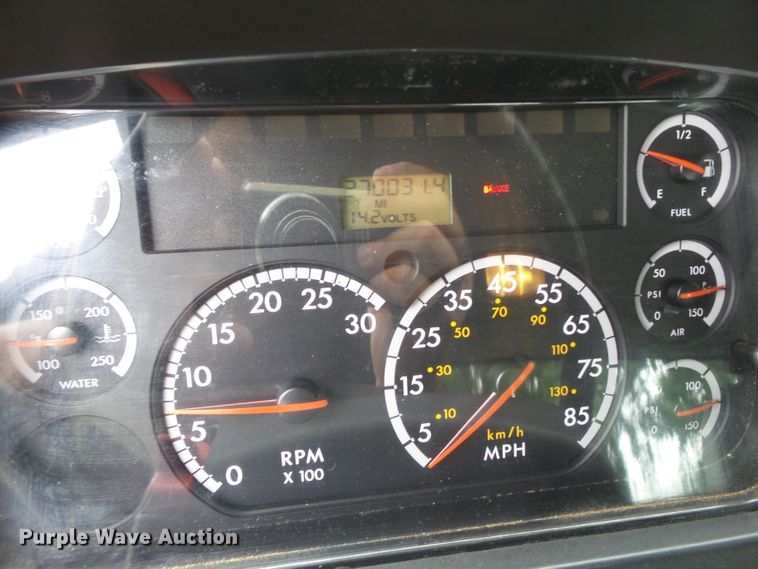 image for item FL9318 2005 Freightliner Business Class M2 car hauler truck