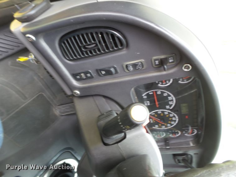 image for item FL9318 2005 Freightliner Business Class M2 car hauler truck