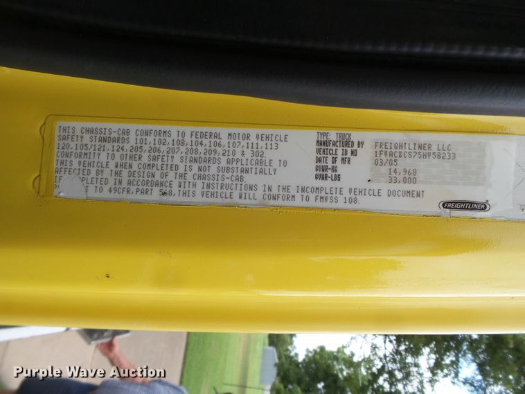 image for item FL9318 2005 Freightliner Business Class M2 car hauler truck