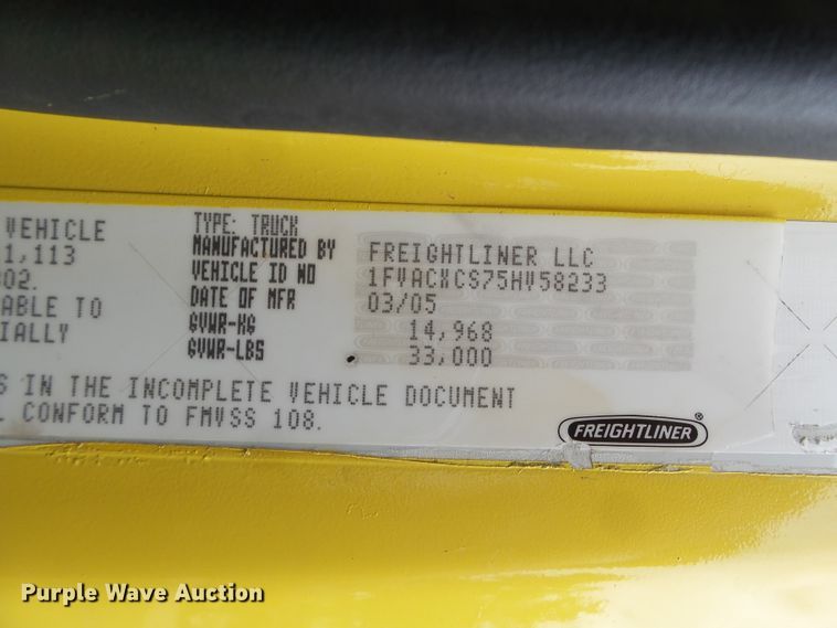 image for item FL9318 2005 Freightliner Business Class M2 car hauler truck