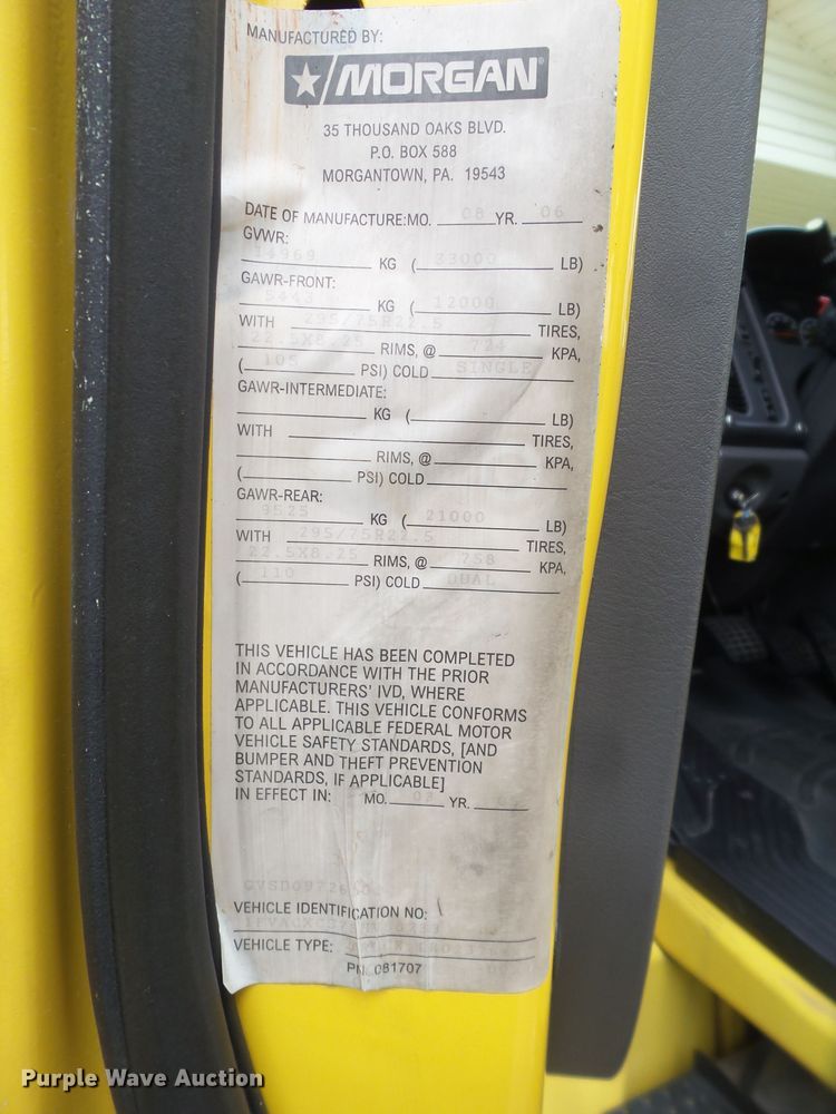 image for item FL9318 2005 Freightliner Business Class M2 car hauler truck