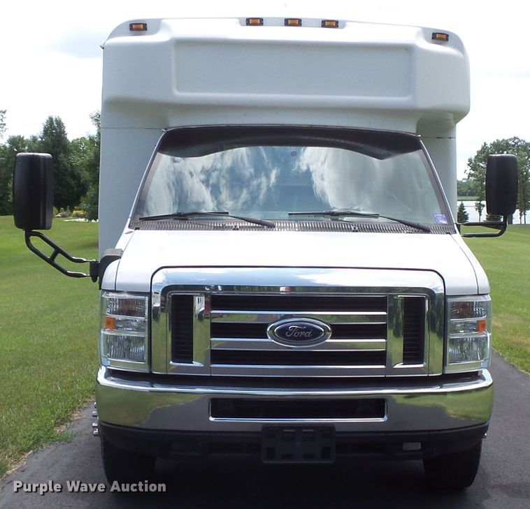 image for item FM9674 2013 Ford Econoline E350 shuttle bus