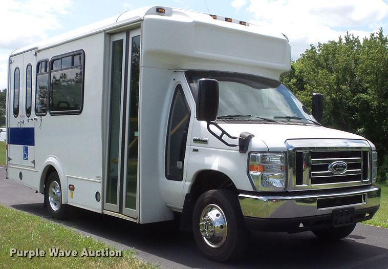 image for item FM9674 2013 Ford Econoline E350 shuttle bus