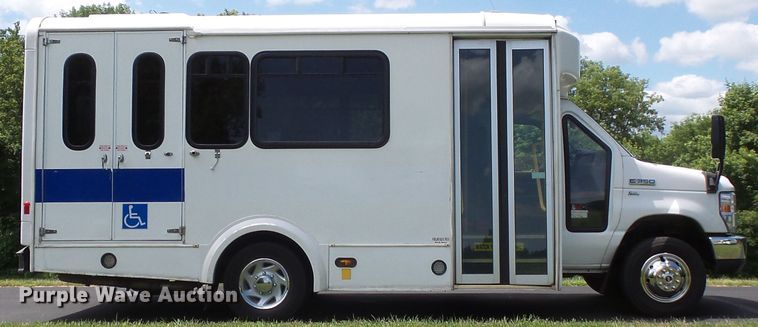 image for item FM9674 2013 Ford Econoline E350 shuttle bus