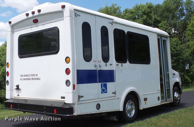 image for item FM9674 2013 Ford Econoline E350 shuttle bus