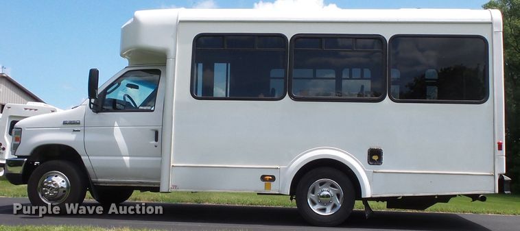 image for item FM9674 2013 Ford Econoline E350 shuttle bus