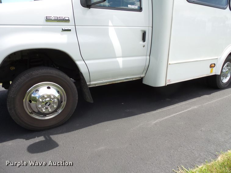 image for item FM9674 2013 Ford Econoline E350 shuttle bus