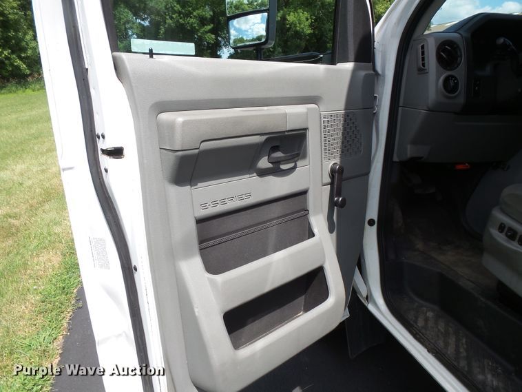 image for item FM9674 2013 Ford Econoline E350 shuttle bus
