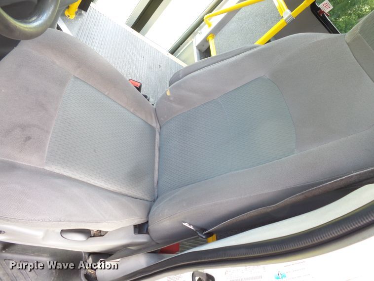 image for item FM9674 2013 Ford Econoline E350 shuttle bus