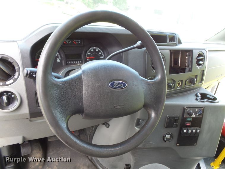 image for item FM9674 2013 Ford Econoline E350 shuttle bus