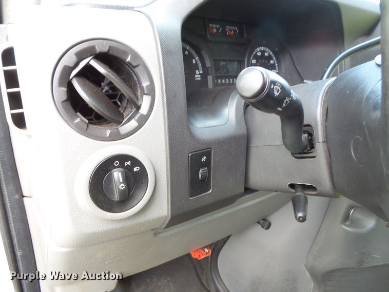 image for item FM9674 2013 Ford Econoline E350 shuttle bus