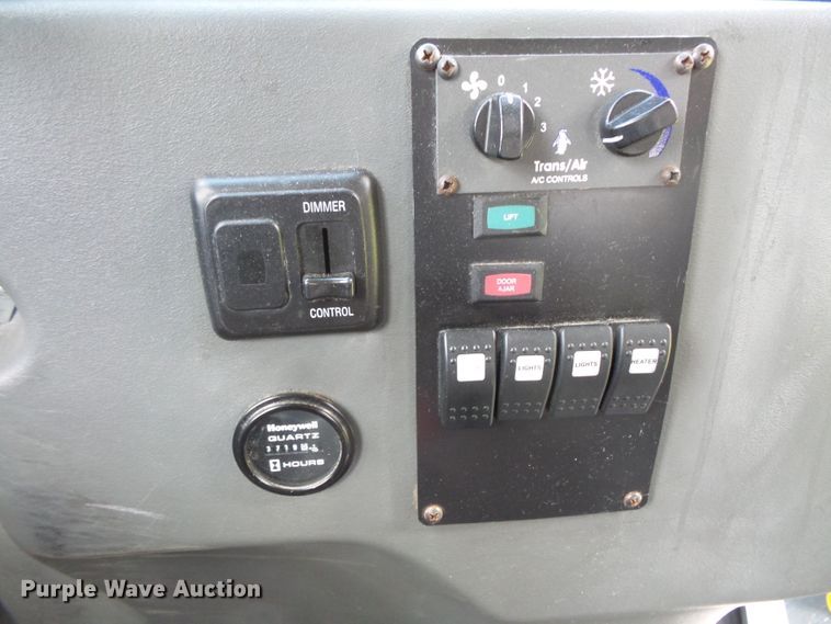 image for item FM9674 2013 Ford Econoline E350 shuttle bus