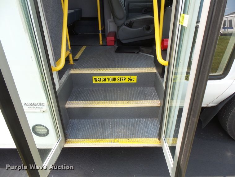 image for item FM9674 2013 Ford Econoline E350 shuttle bus