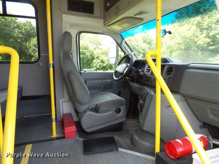 image for item FM9674 2013 Ford Econoline E350 shuttle bus