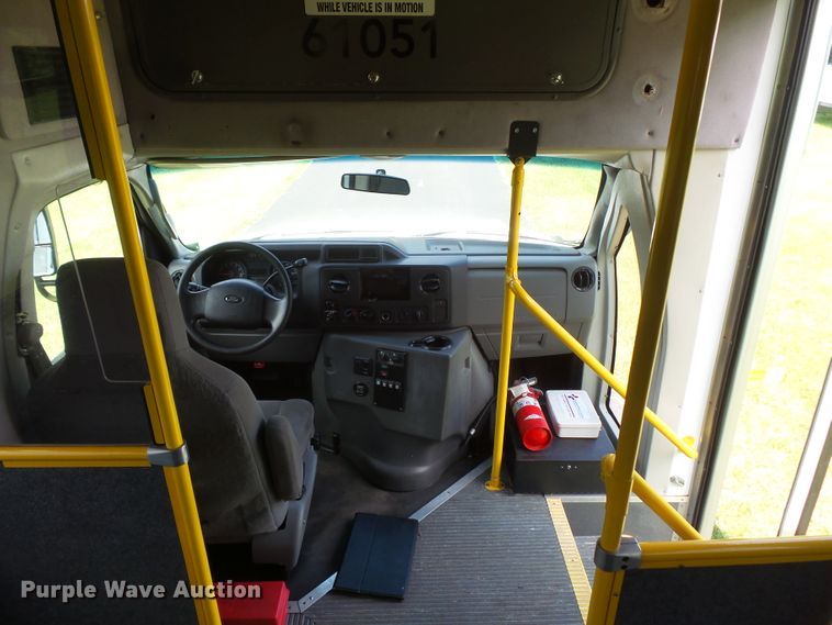 image for item FM9674 2013 Ford Econoline E350 shuttle bus