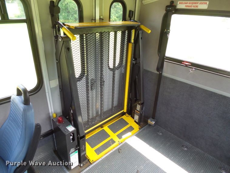 image for item FM9674 2013 Ford Econoline E350 shuttle bus