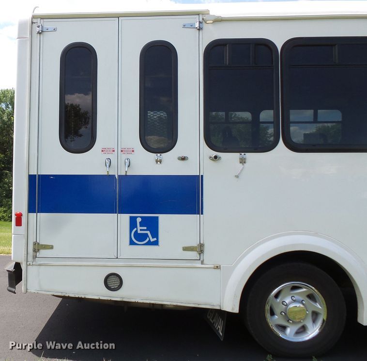 image for item FM9674 2013 Ford Econoline E350 shuttle bus