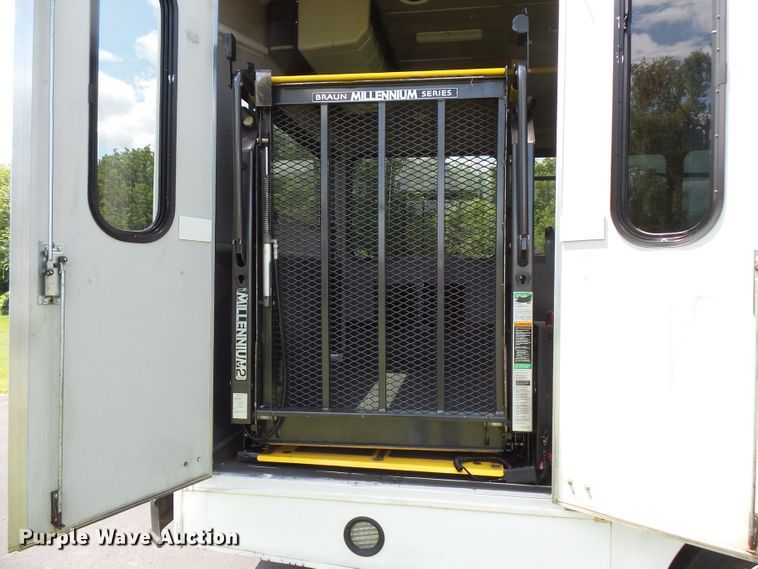 image for item FM9674 2013 Ford Econoline E350 shuttle bus