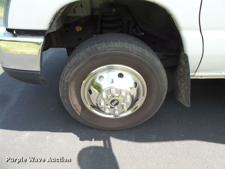 image for item FM9674 2013 Ford Econoline E350 shuttle bus