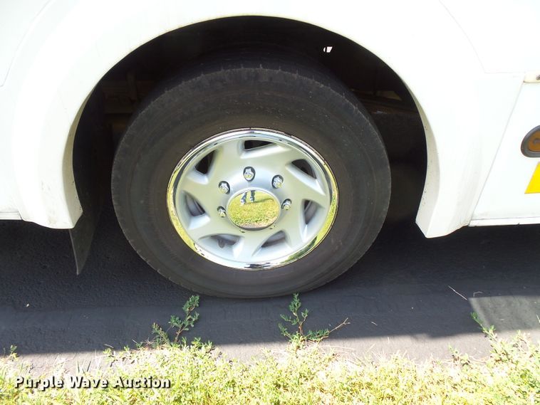 image for item FM9674 2013 Ford Econoline E350 shuttle bus