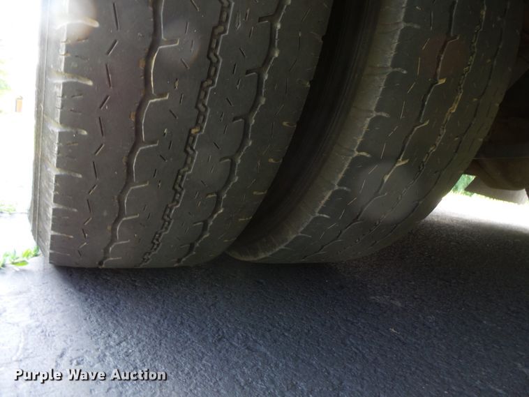 image for item FM9674 2013 Ford Econoline E350 shuttle bus