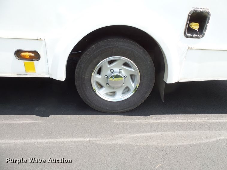 image for item FM9674 2013 Ford Econoline E350 shuttle bus