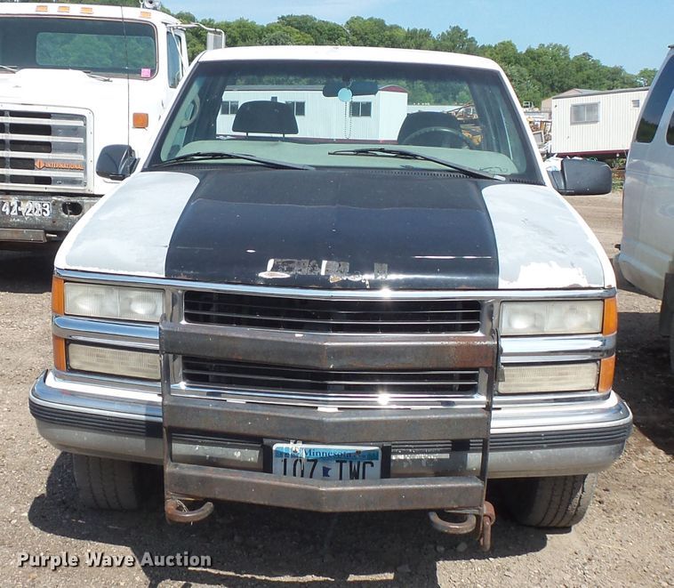 image for item FM9737 2000 Chevrolet C2500 pickup truck