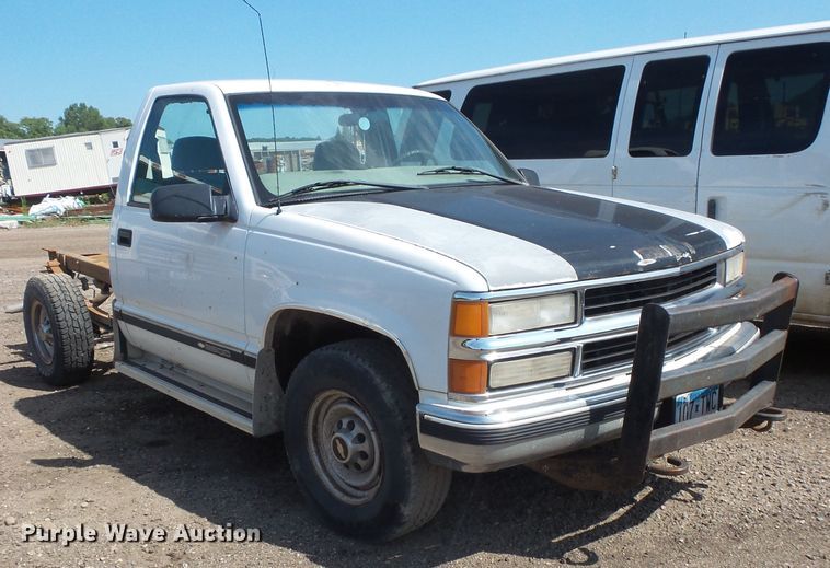 image for item FM9737 2000 Chevrolet C2500 pickup truck