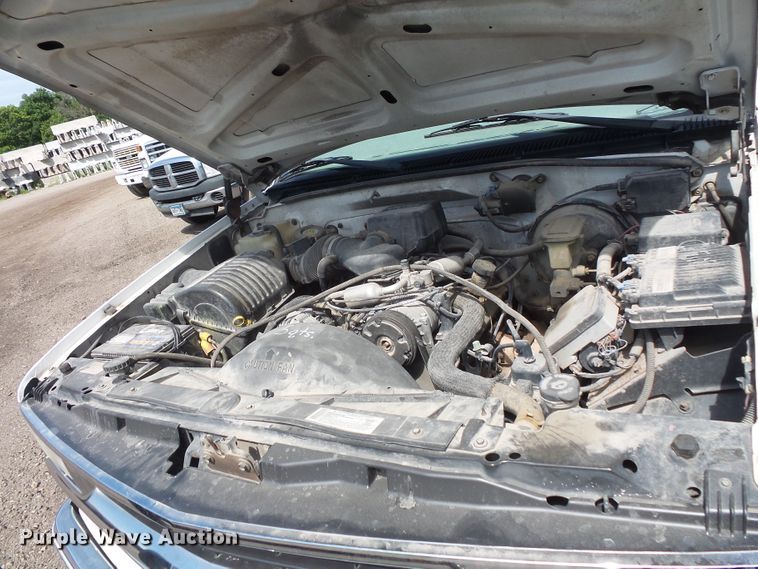 image for item FM9737 2000 Chevrolet C2500 pickup truck