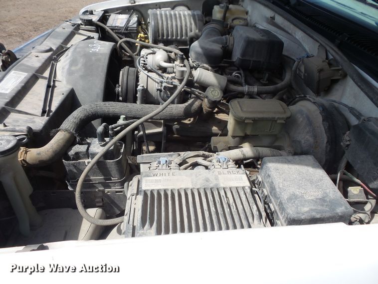 image for item FM9737 2000 Chevrolet C2500 pickup truck