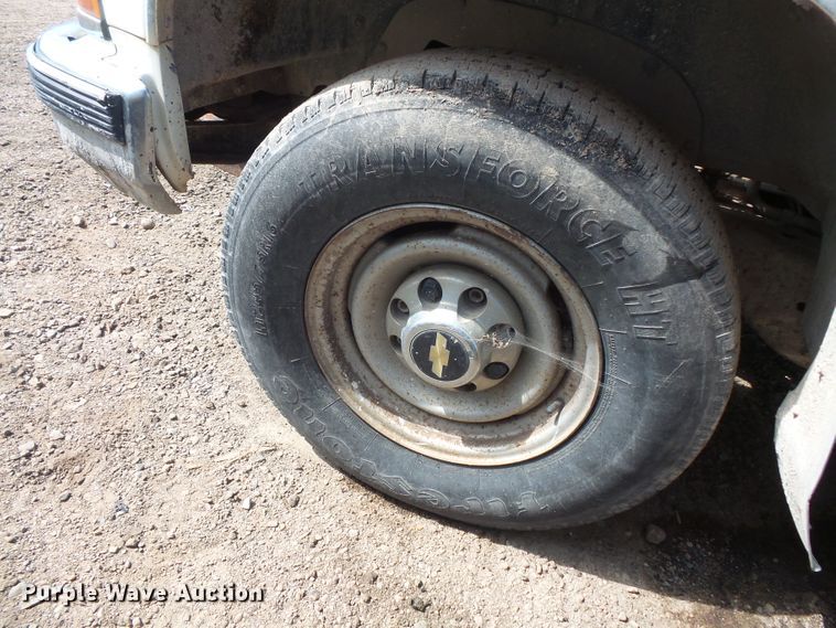 image for item FM9737 2000 Chevrolet C2500 pickup truck