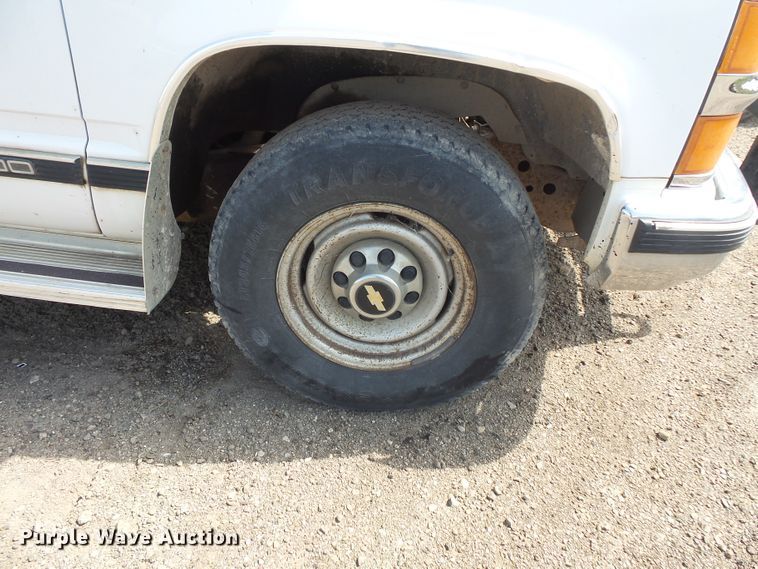 image for item FM9737 2000 Chevrolet C2500 pickup truck