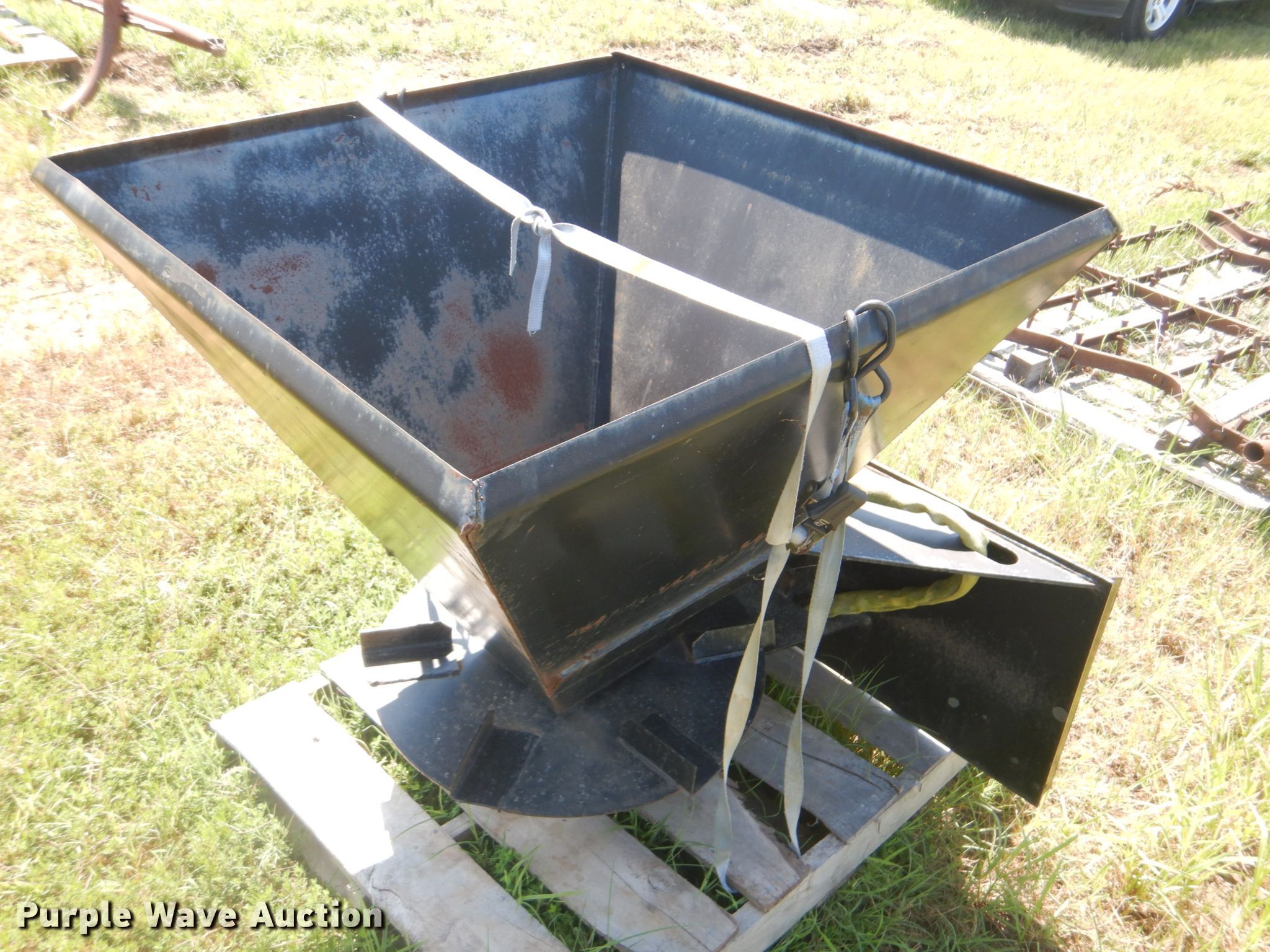 Bobcat spreader in Coweta, OK Item FT9407 sold Purple Wave