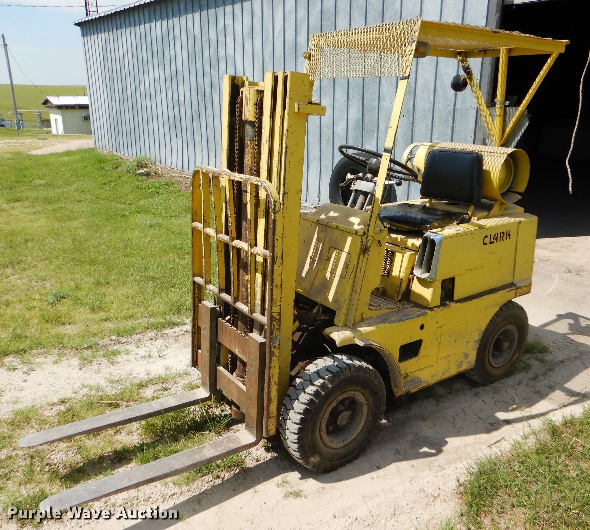 Clark CY25B forklift in Norton, KS | Item FY9584 sold | Purple Wave