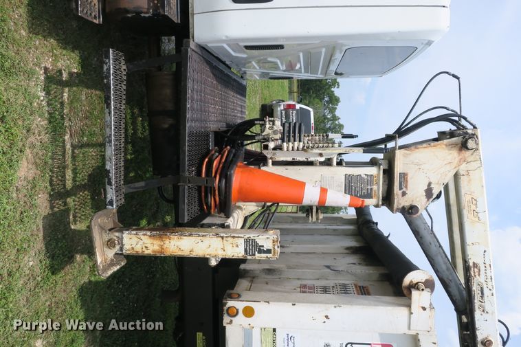 image for item DB10240 2003 International 4300 waste material handling truck