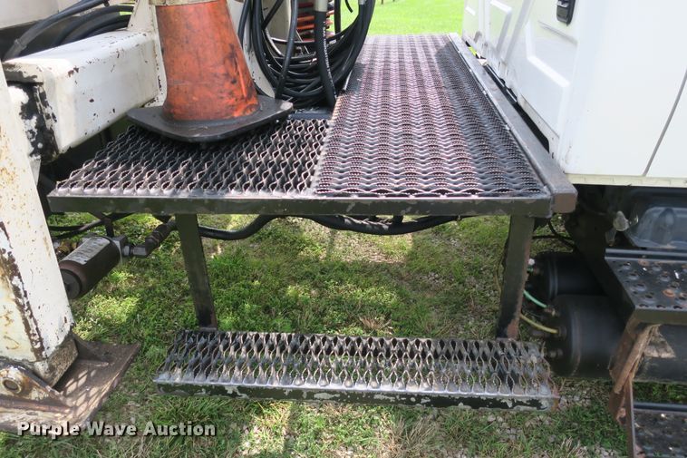 image for item DB10240 2003 International 4300 waste material handling truck